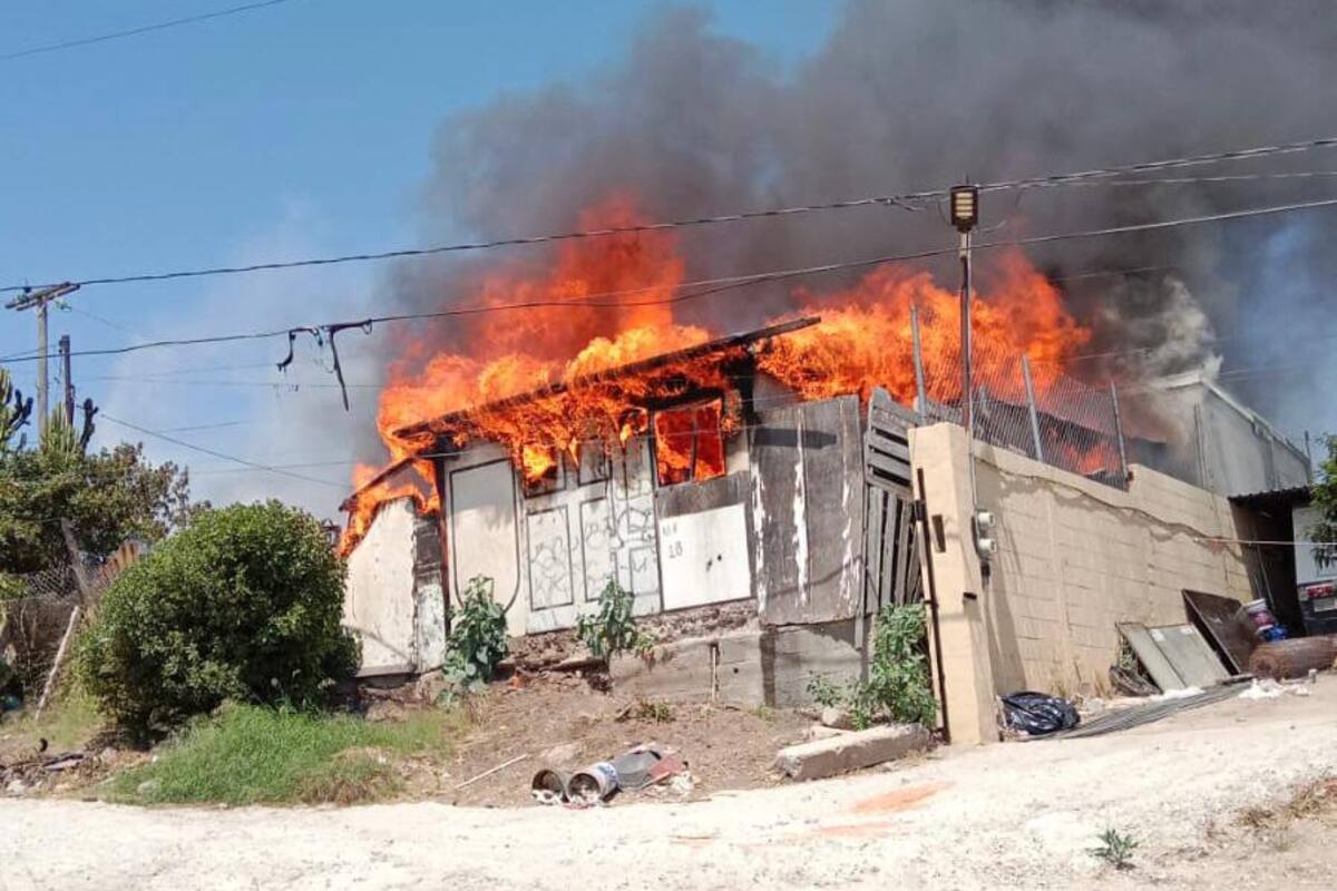 Arrasa fuego con vivienda de madera en la colonia Constitución