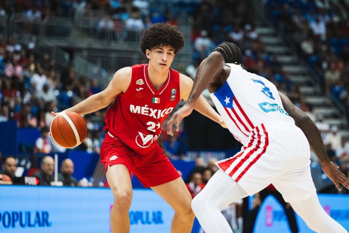 Karim López jugando con la Selección Mexicana de Basquetbol. (Foto: @karim_lopez21)