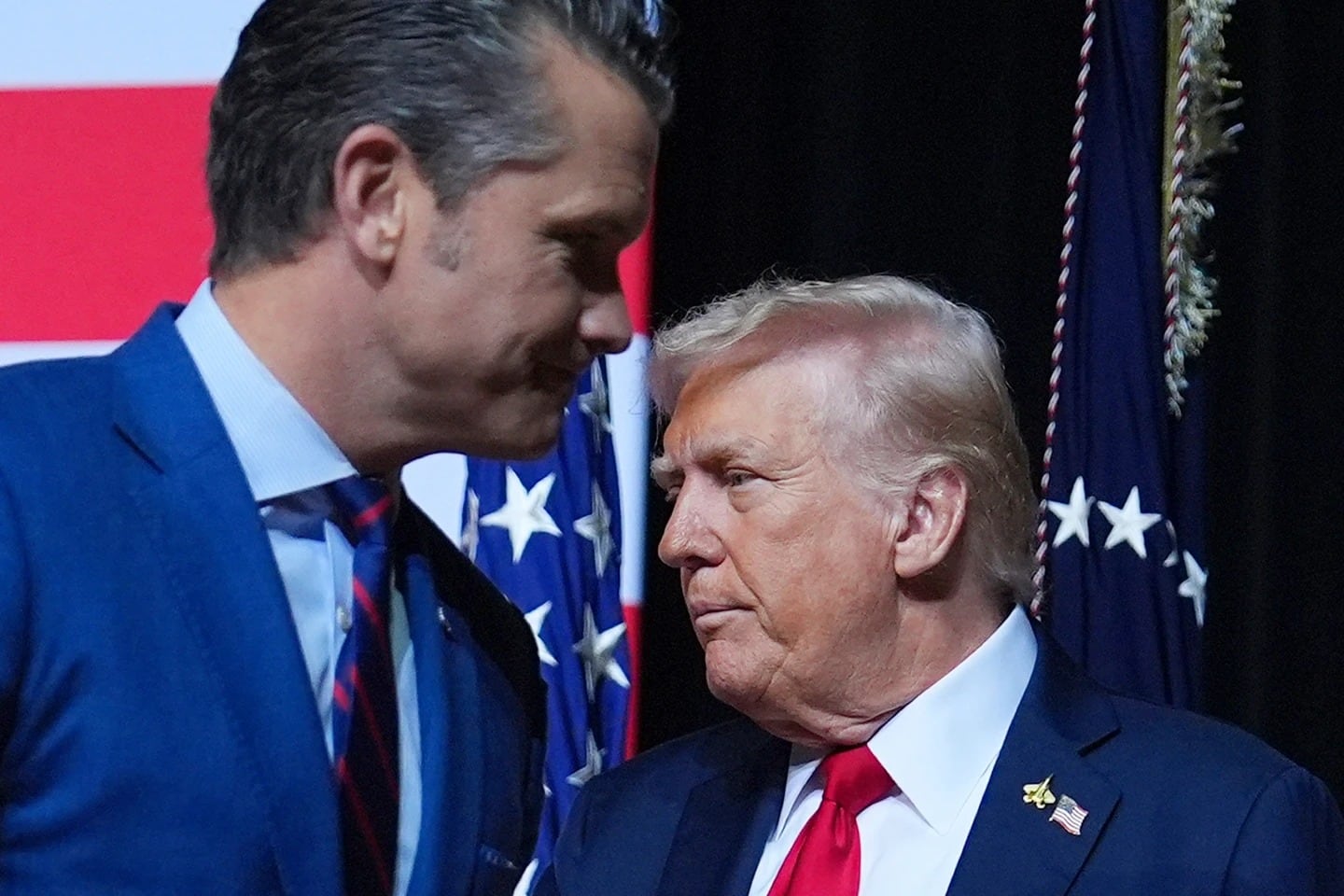El presidente Donald Trump es recibido por el secretario de Defensa, Pete Hegseth, antes de dirigirse a un grupo de altos comandantes militares estadounidenses en la Base del Cuerpo de Marines de Quantico, el martes 30 de septiembre de 2025, en Quantico, Virginia. | Crédito: AP/Evan Vucci
