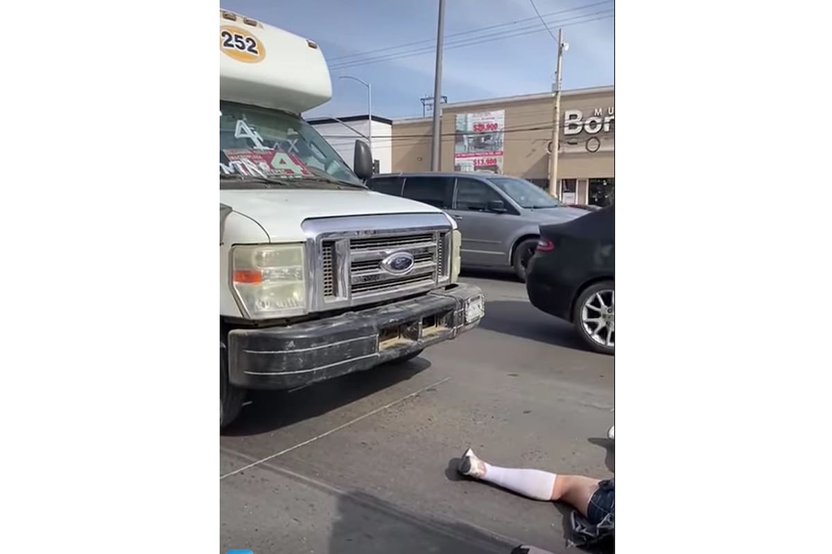 Microbús atropella a jovencita en la avenida Reforma en Ensenada