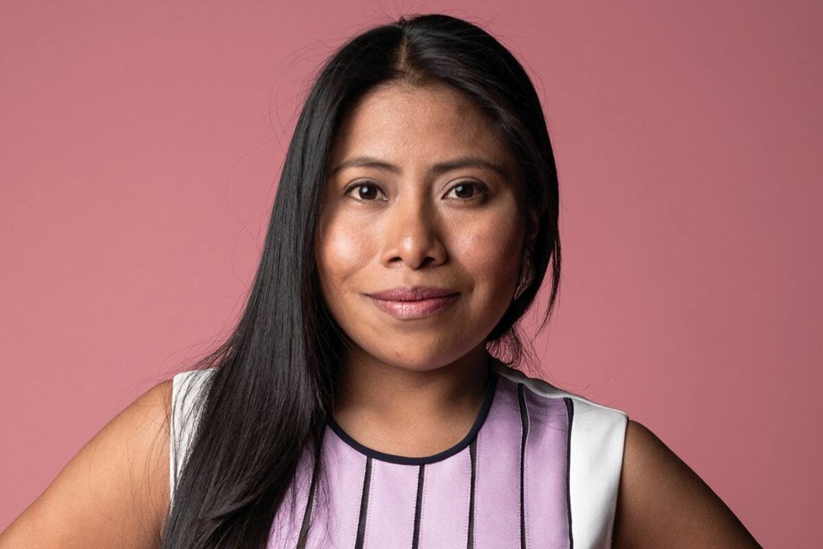Yalitza Aparicio recibe chaqueta de Selena