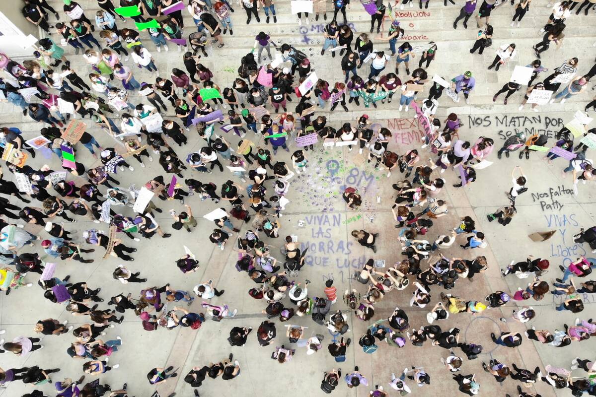 Alzan pancartas y voces en marcha por Día de la Mujer
