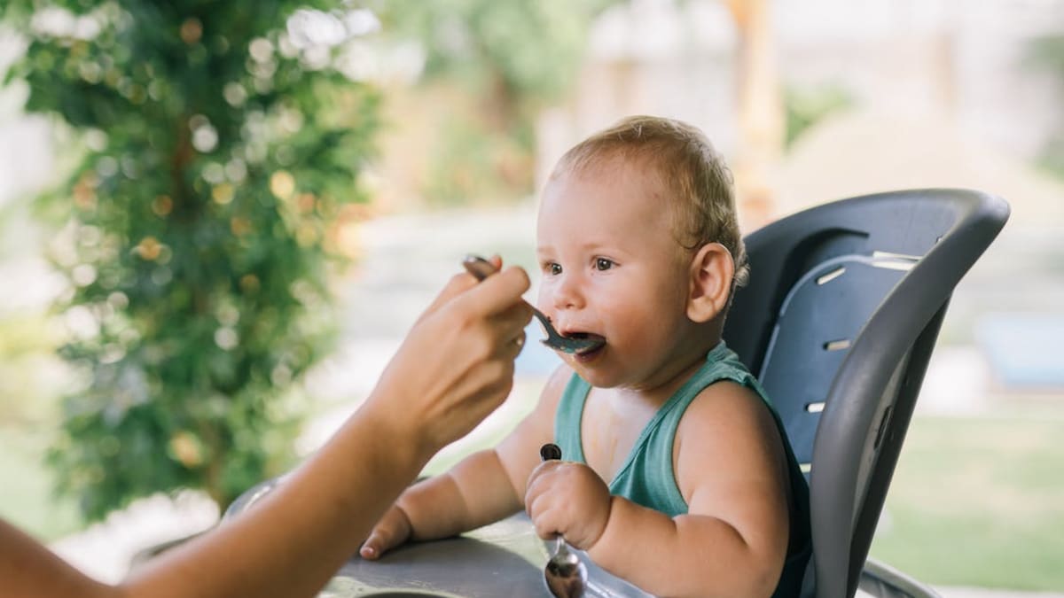 Especialistas en alergias pediátricas recomiendan dar alimentos alergénicos a los bebés desde el inicio de la alimentación complementaria, ya que retrasarlos puede aumentar el riesgo de alergias