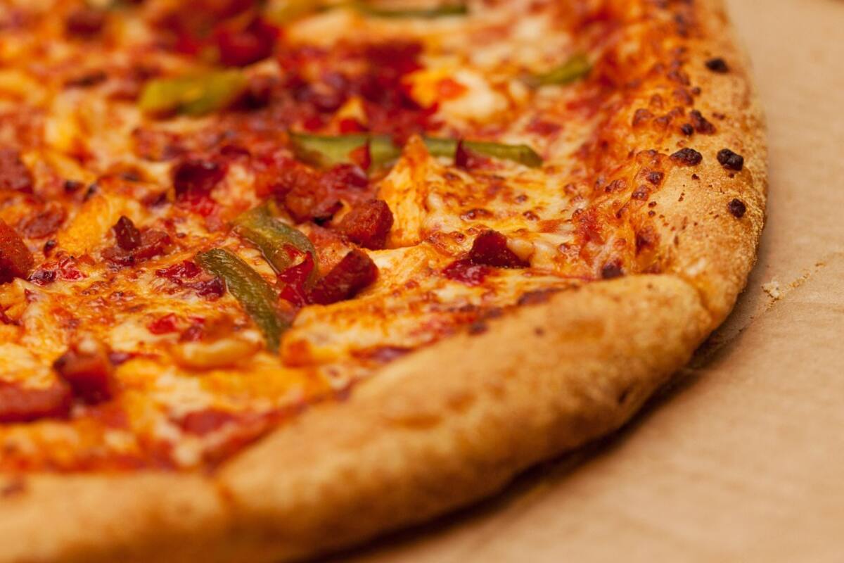 FOTO: Niños le invitan la pizza a niño vendedor de dulces