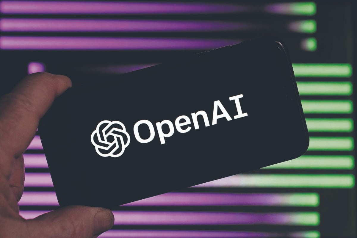 Fotografía de Pixabayq u ilustra un celular usanto tecnología de Open AI