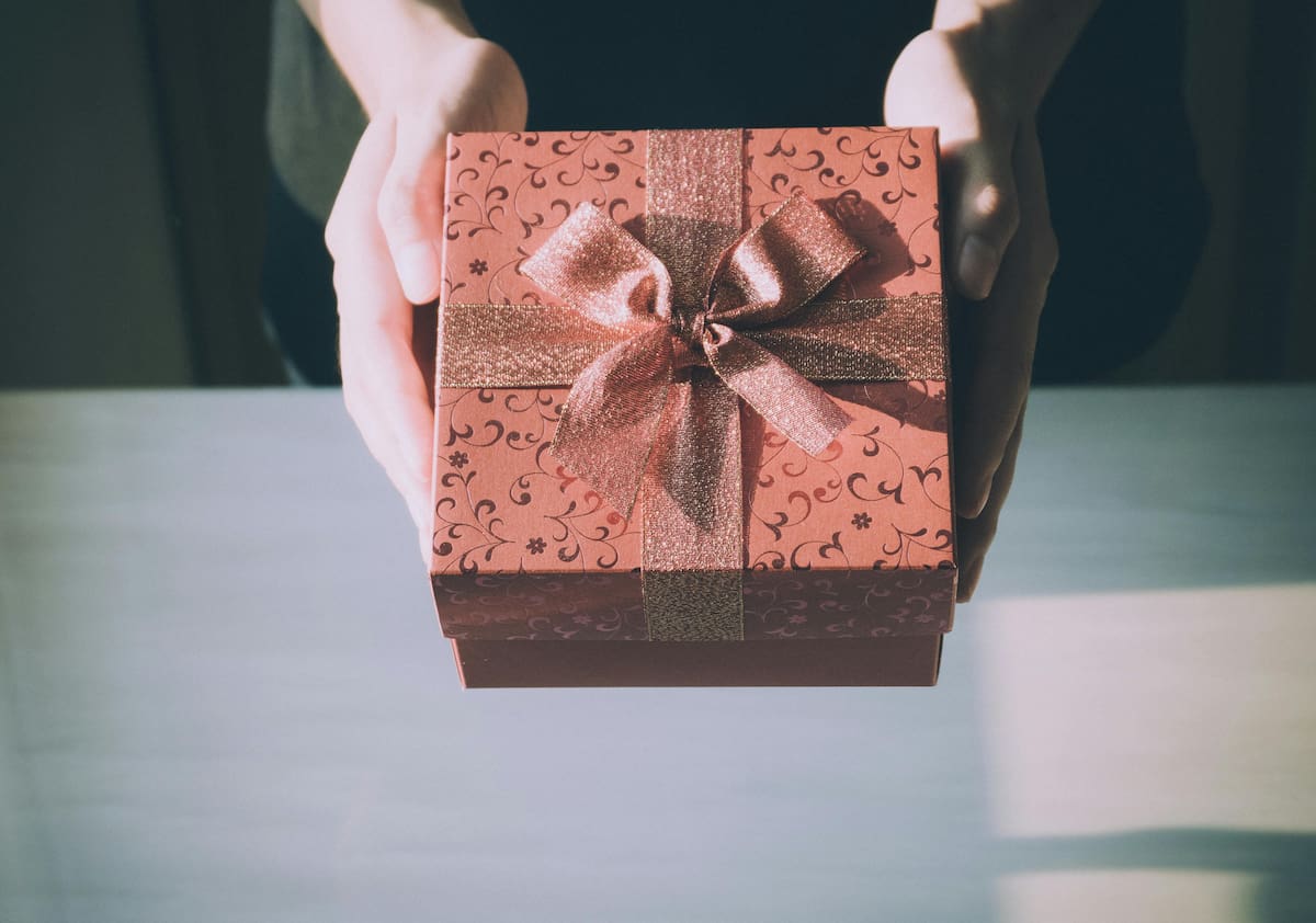 ¿Sin ideas ni dinero para el 14 de febrero? Cómo hacer una caja de regalo con cartulina, paso a paso | Foto: pexels