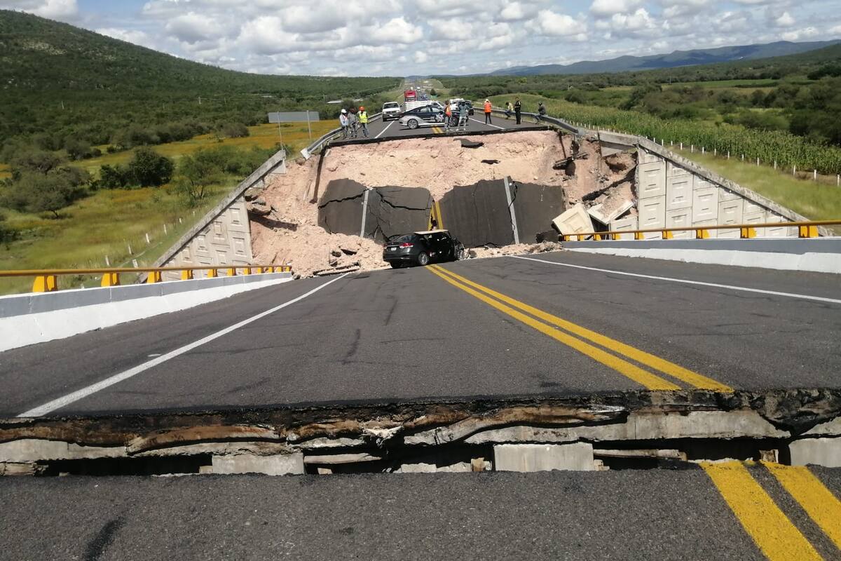 Impresionante imágenes del puente colapsado en San Luis Potosí; reportan una mujer muerta
