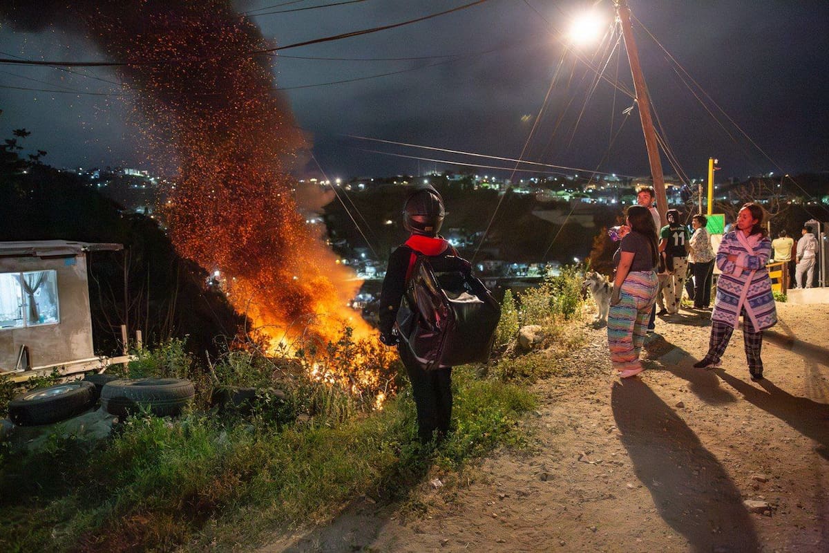 Fuerte incendio en cerro de Anexa Mirador deja pérdidas totales en dos viviendas