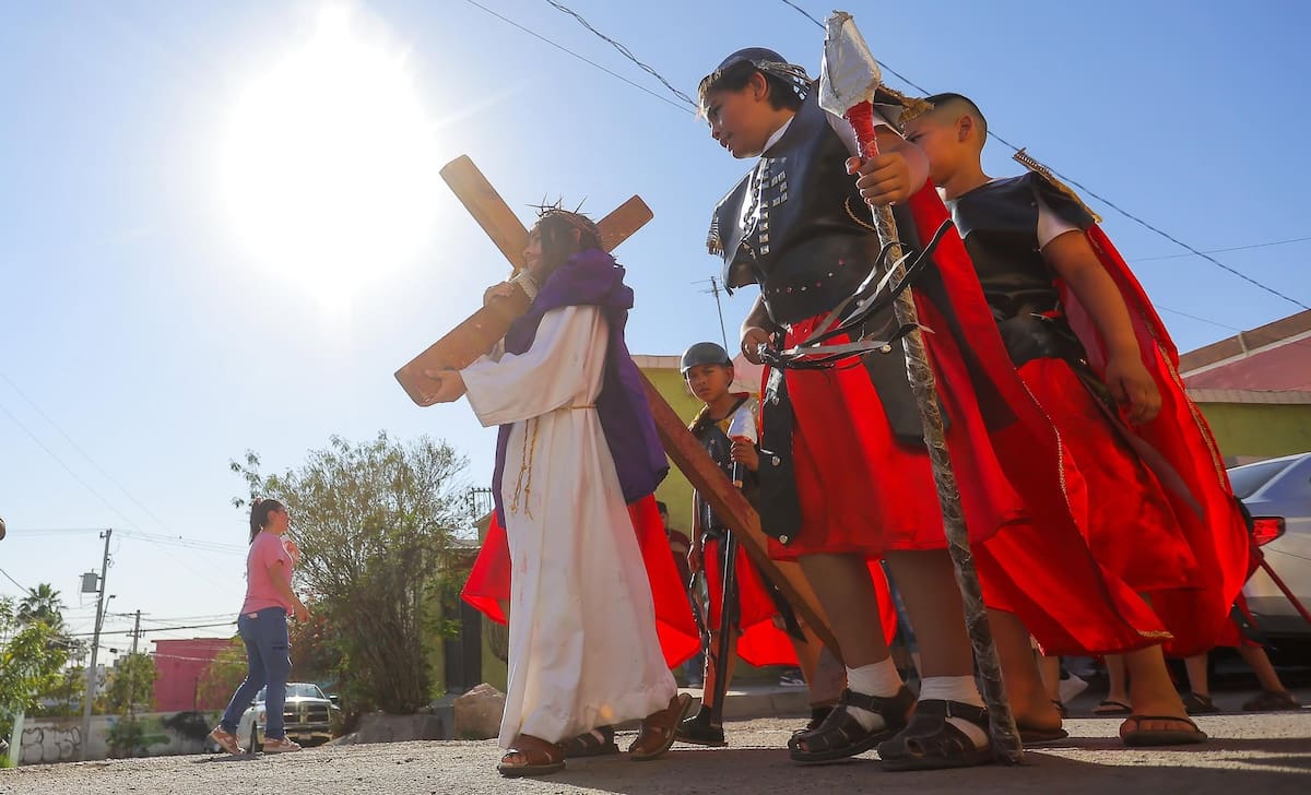 Con todo el fervor, los niños de la Iglesia de Santa Lucía realizaron ayer la representación del Viacrucis infantil en el Cerro de la Campana de Hermosillo. | Crédito: Eleazar Escobar (GH)