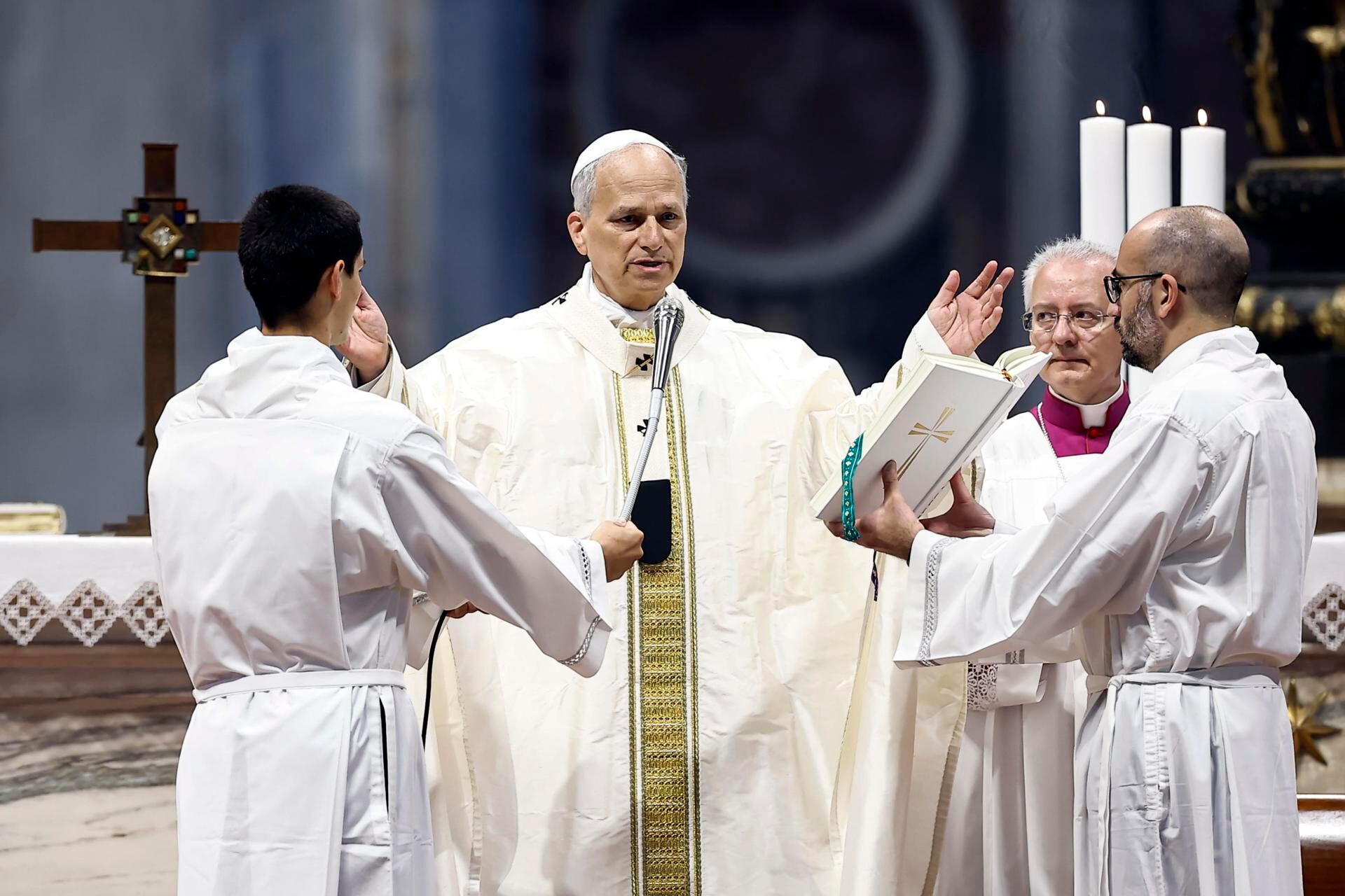 El papa León XIV preside la Santa Misa en la Basílica de San Pedro, en la Ciudad del Vaticano, el 15 de junio de 2025. EFE/EPA/ANGELO CARCONI