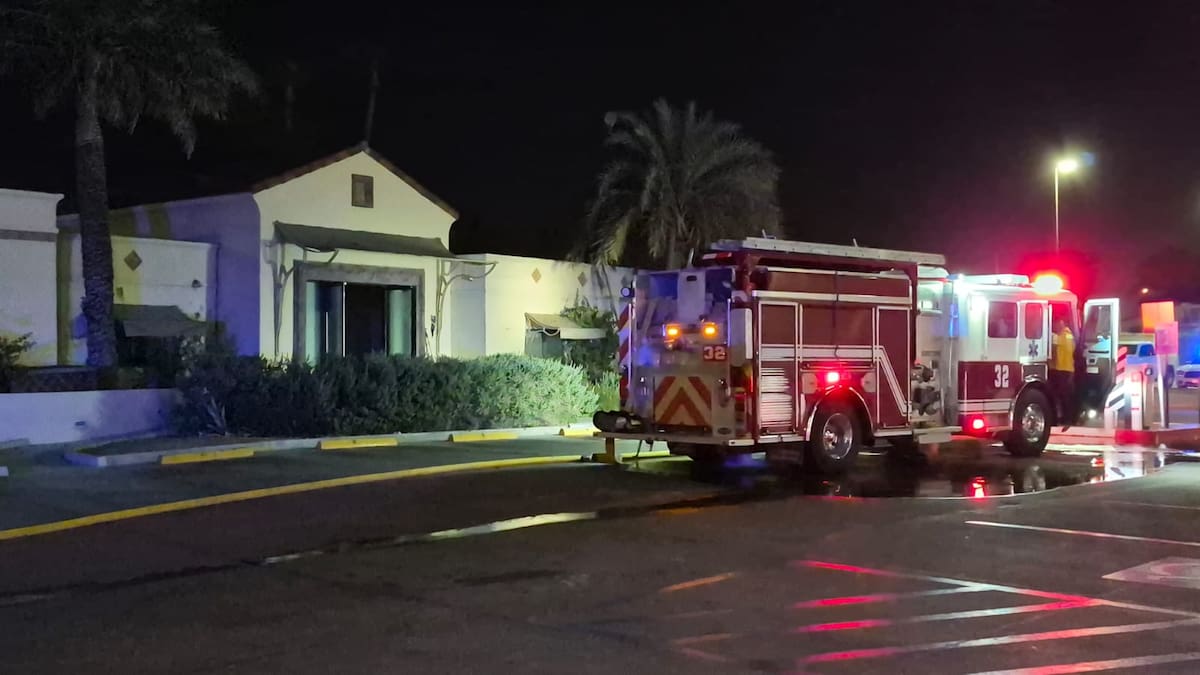 Personal del Cuerpo de Bomberos de Mexicali mantiene abierta la investigación para determinar las causas del incendio registrado en las antiguas oficinas de Urbi, sobre la calzada CETYS, en la zona de San Pedro Residencial. Foto: Cortesía.