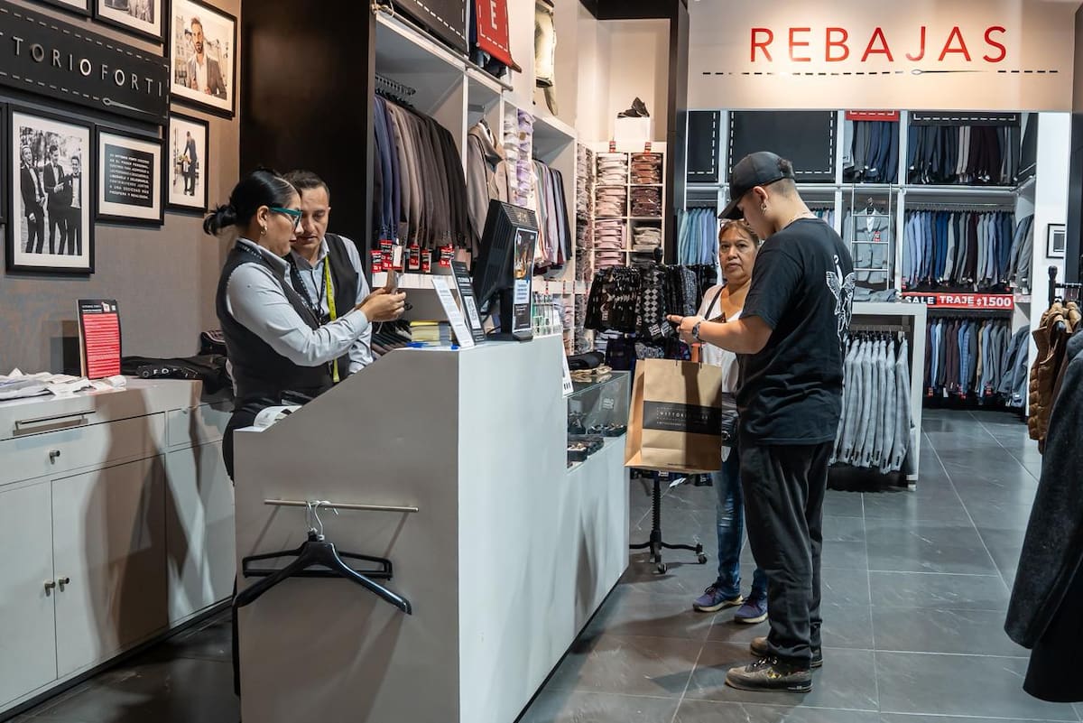 Las ventas han avanzado lentamente por la lluvia y la espera del aguinaldo, aunque comerciantes confían en que la afluencia mejore en los próximos días. Foto: Border Zoom