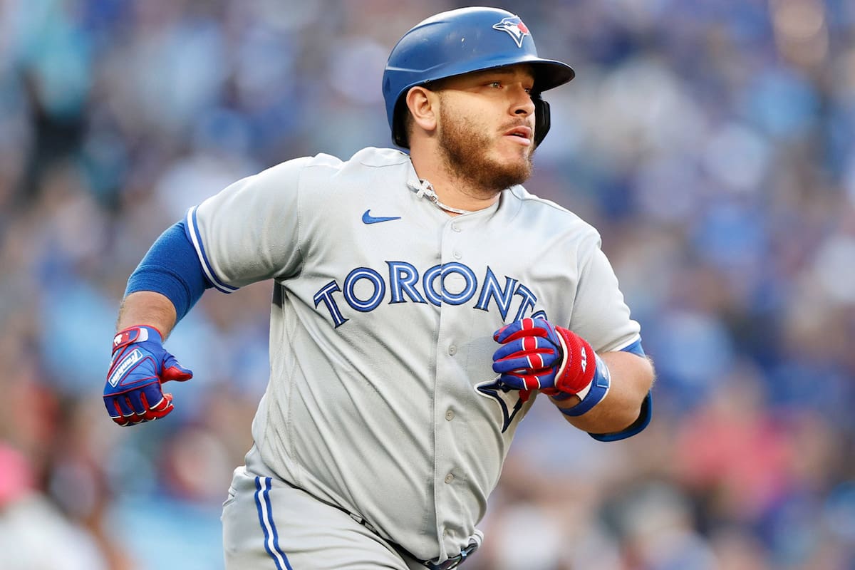 ¿Cuánto tiempo estará fuera Alejandro Kirk tras fractura en el pulgar izquierdo con los Blue Jays?