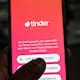 Detienen a dos policías en CDMX por participar en secuestros exprés con citas de Tinder