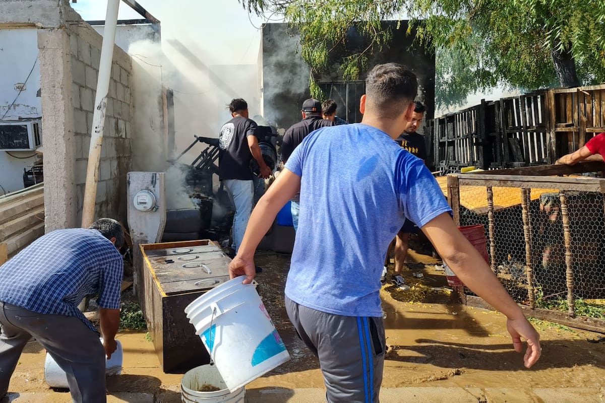 FOTOS: Vecinos se unen y junto a bomberos apagan incendio en Hermosillo