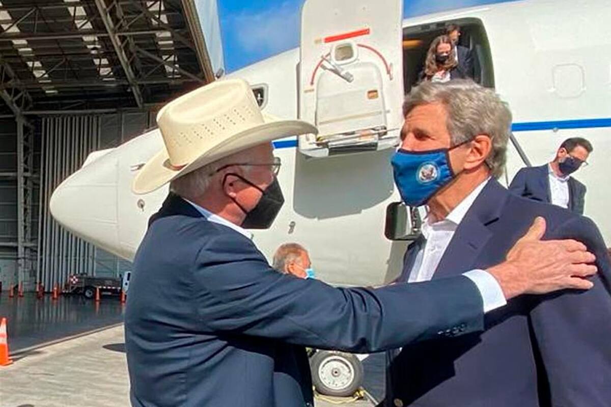 John Kerry defiende la energía eólica y solar ante AMLO; sugiere economía de cero emisiones