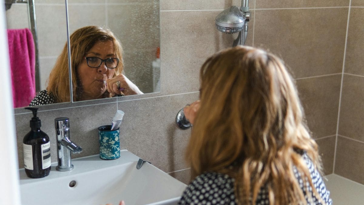 ¿Cepillarse los dientes puede alargar la vida? Una simple rutina de cepillado podría reducir el riesgo de padecer más de 50 enfermedades, afirman expertos en salud dental