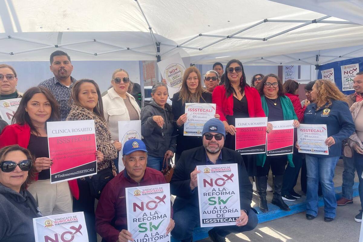 Trabajadores de Issstecali realizan plantón en Zona Centro de Rosarito