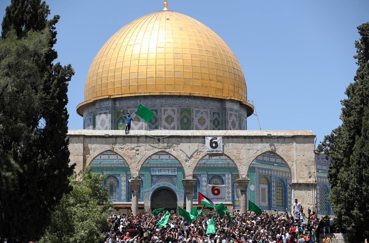Foto de archivo. Palestinos reunidos en frente del Domo de la Roca . Ciudad Vieja de Jerusalén , Mayo 7, 2021. REUTERS/Ammar Awad