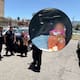 Padre abandona a bebé de seis meses en taxi de aplicación junto a dos botellas de alcohol y un pequeño biberón con atole descompuesto; chofer pidió ayuda a policías
