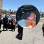 Padre abandona a bebé de seis meses en taxi de aplicación junto a dos botellas de alcohol y un pequeño biberón con atole descompuesto; chofer pidió ayuda a policías