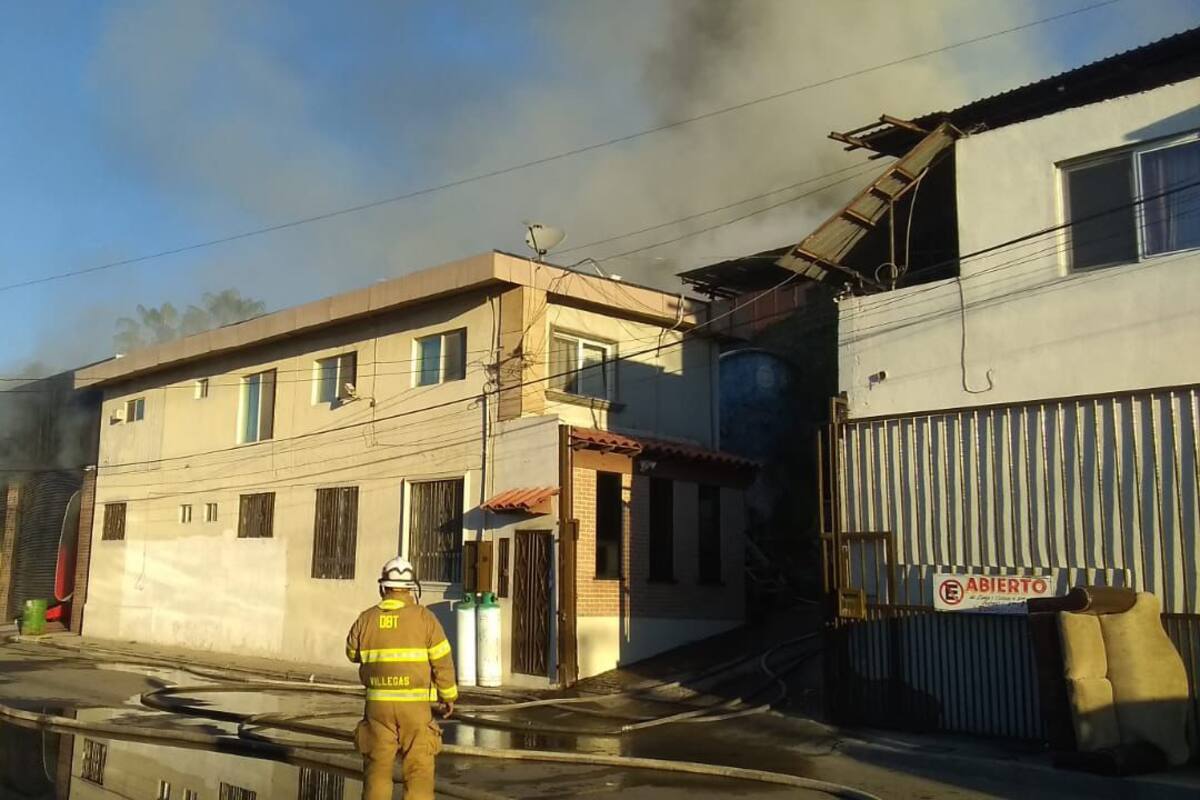 Incendio consume maderería en la colonia Buena Vista de Tijuana