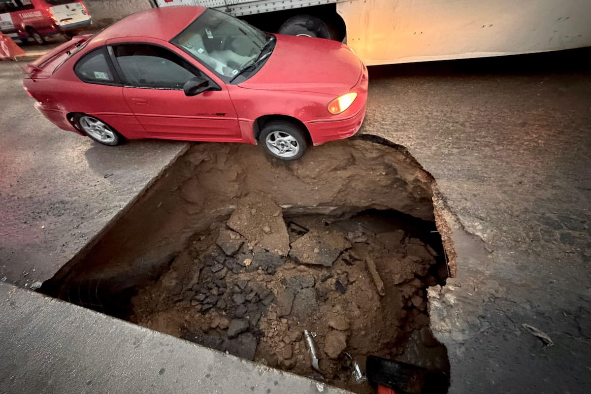Cierran puente de Terrazas del Valle por socavón; auto estuvo a punto de caer