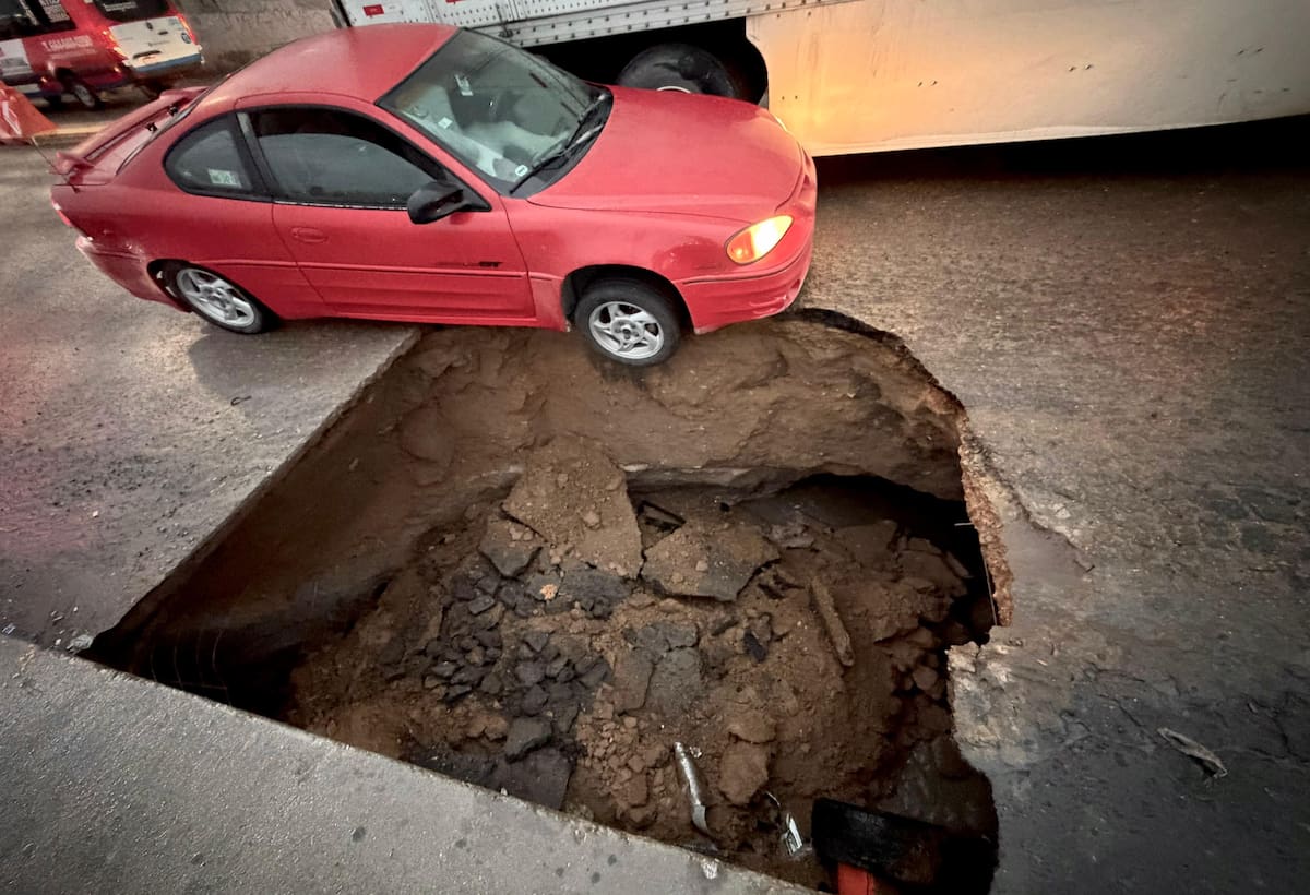 Un socavón obligó a cerrar el puente que conecta Terrazas del Valle con el ejido Francisco Villa, en Tijuana. Foto: Border Zoom