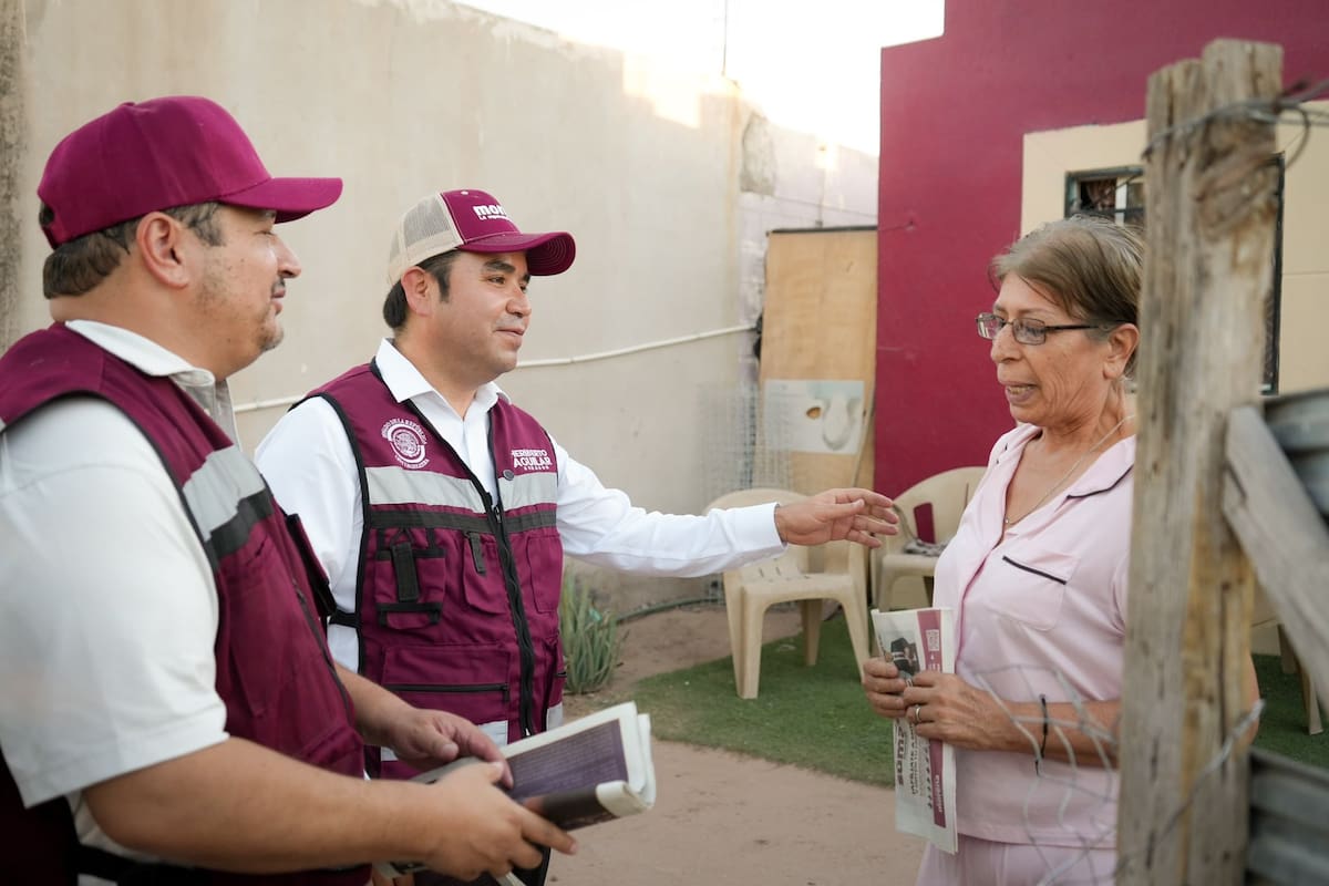 Heriberto Aguilar y Jacobo Mendoza recorren casa por casa la colonia Las Placitas de Hermosillo