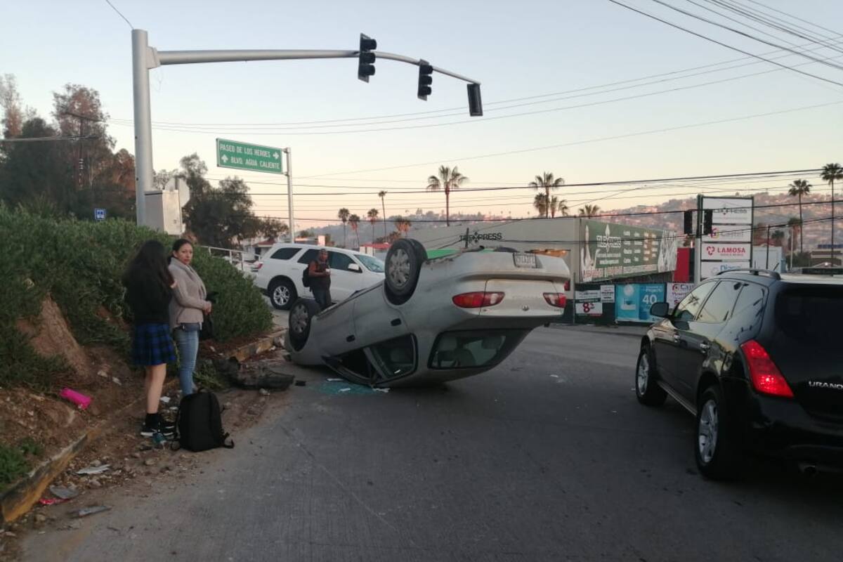 Vuelca conductora sobre Paseo de los Héroes