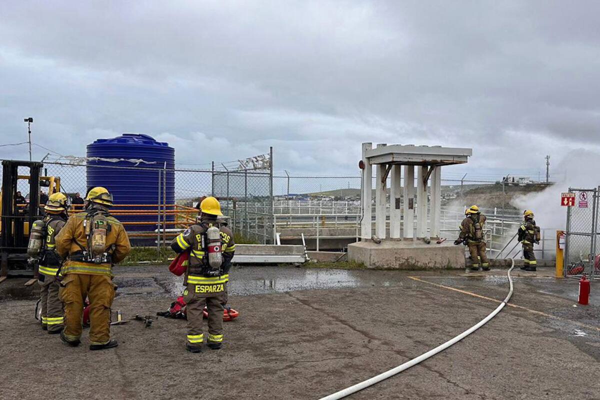 Bomberos sofocan incendio en la fábrica Hisense de Rosarito