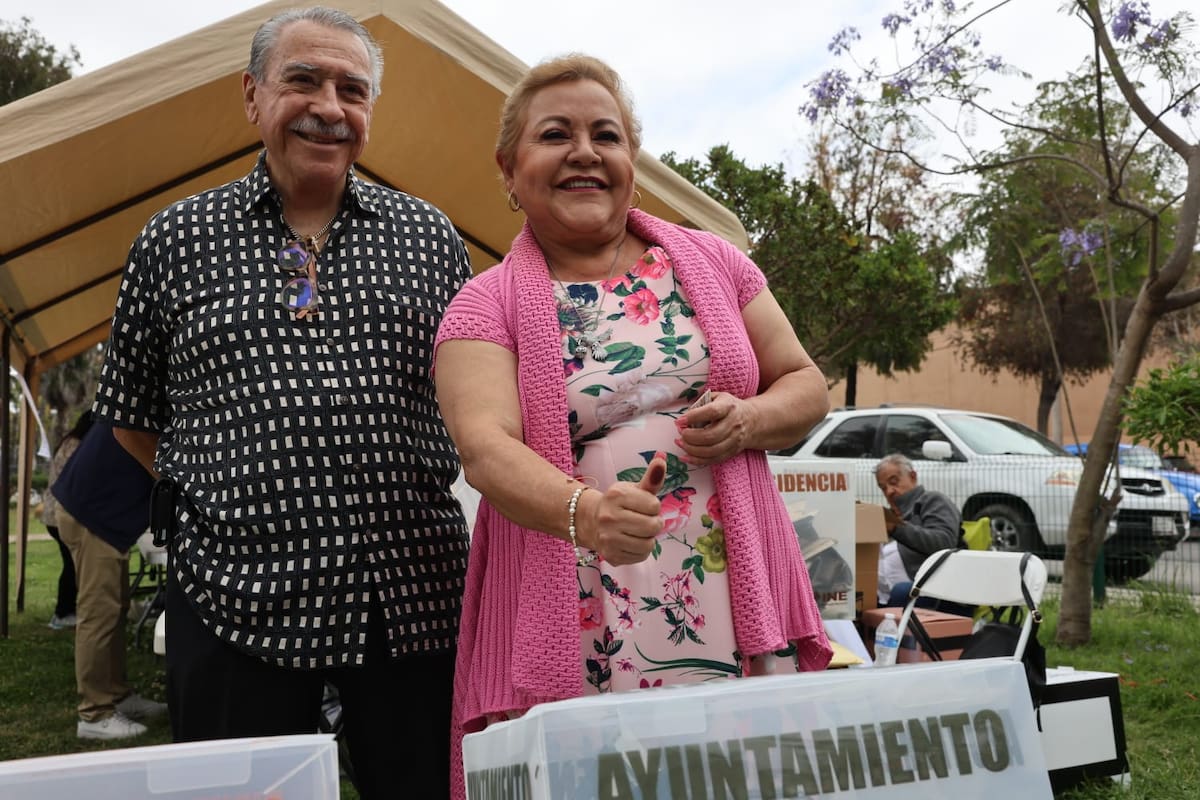 La candidata del PAN Maricarmen Flores acudió a votar acompañada de su esposo Enrique Sánchez Díaz.