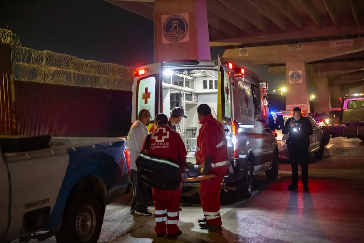 La conductora se impactó contra un muro del puente del viaducto elevado sobre la avenida Internacional. Foto: Border Zoom