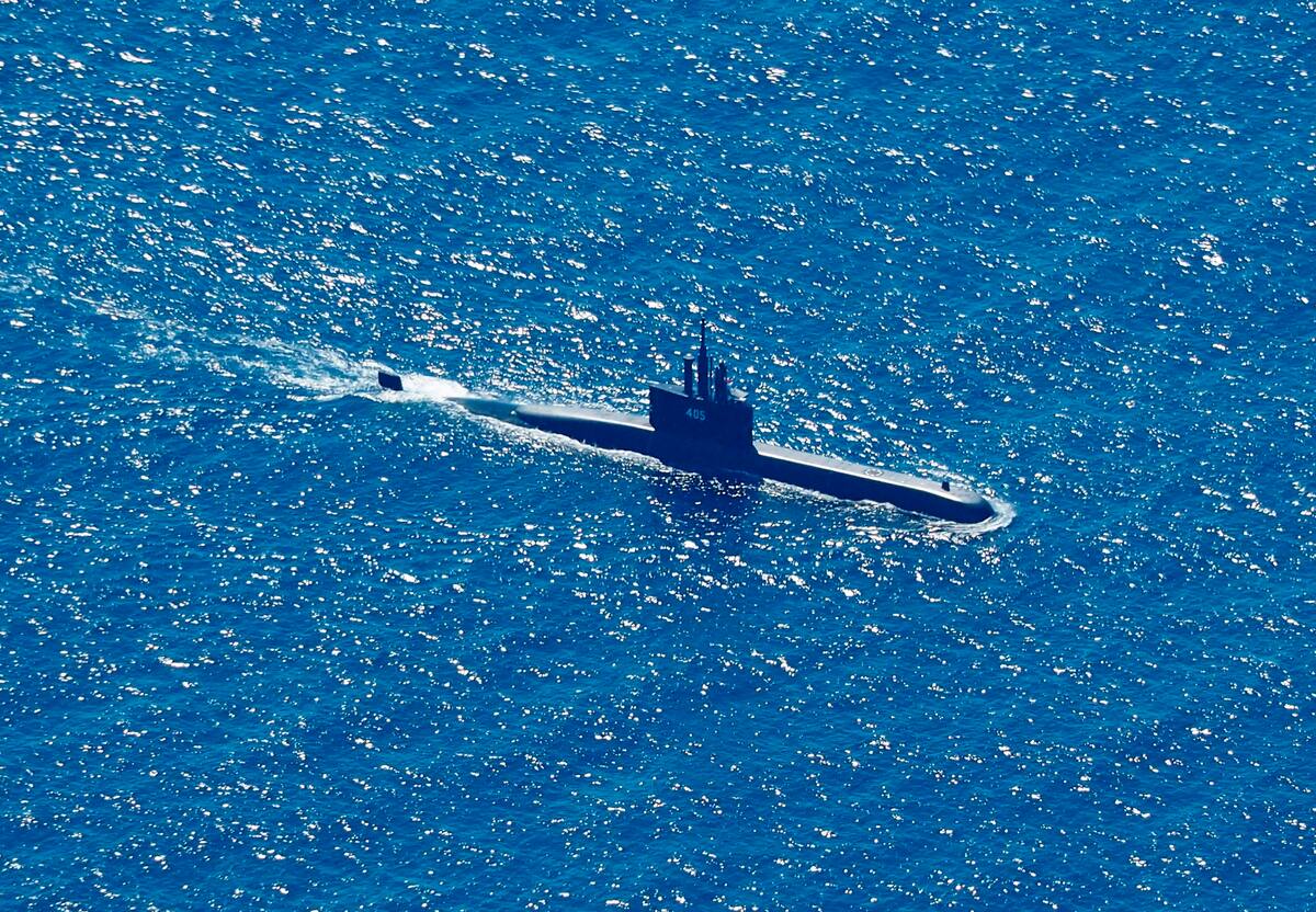 Foto aérea tomada desde un avión de patrulla marítima del 800 Escuadrón Aéreo de la 2a Ala Aérea del Centro de Aviación Naval (PUSPENERBAL), muestra al submarino de la Armada de Indonesia KRI Alugoro en misión de búsqueda del KRI Nanggala, un submarino de la Armada que desapareció durante una operación naval en las aguas de la isla de Bali, Indonesia, el 22 de abril de 2021. EFE / EPA / ERIC IRENG