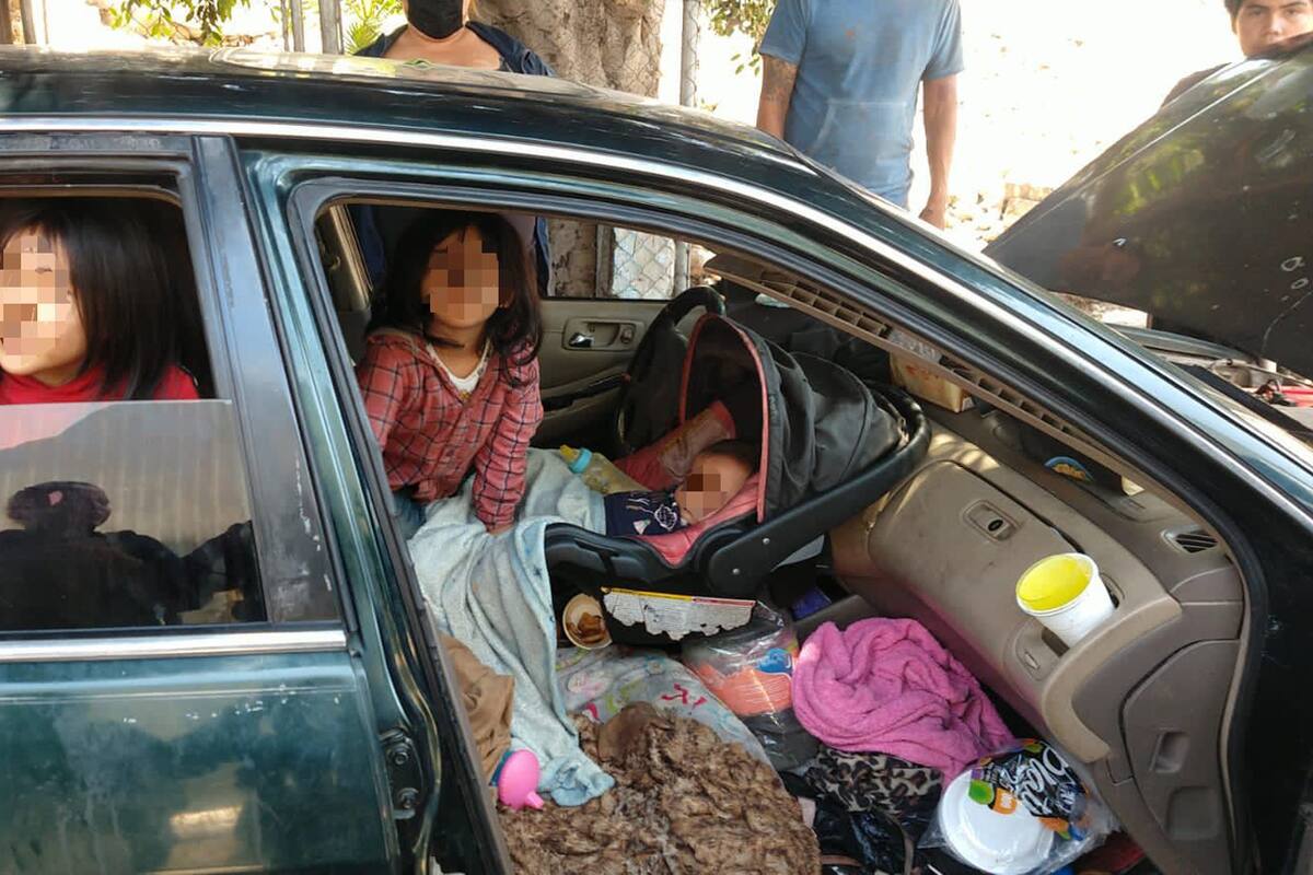 Policía rescata a menores que vivían dentro de un carro en Tijuana