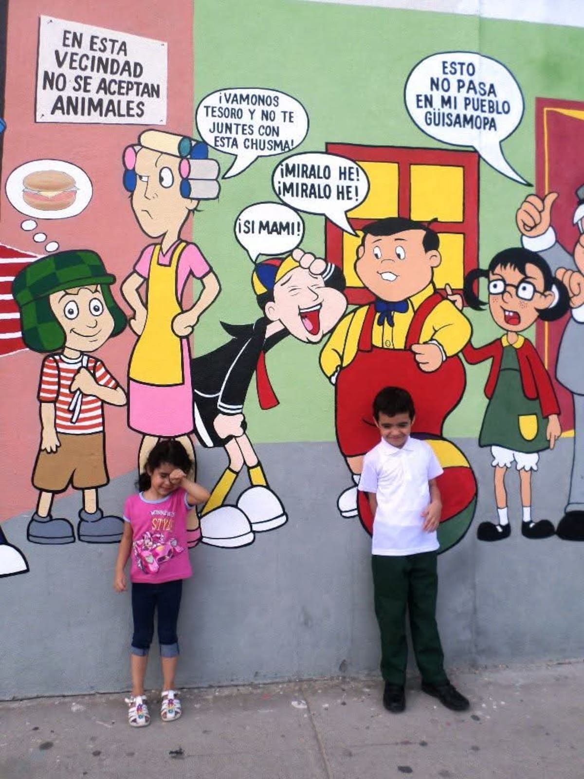 ‘Nanis’, una niña del vecindario, imita a su personaje favorito de la serie, Quico. La acompaña su hermano mayor, fan de la serie live action y de su adaptación animada. (Foto: Cortesía)