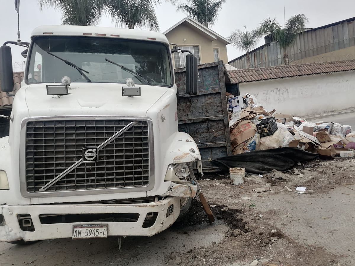 La unidad presuntamente sufrió una falla en los frenos, impactó una barda y derribó un árbol antes de quedar volcada sobre la vialidad. Foto: Cortesía