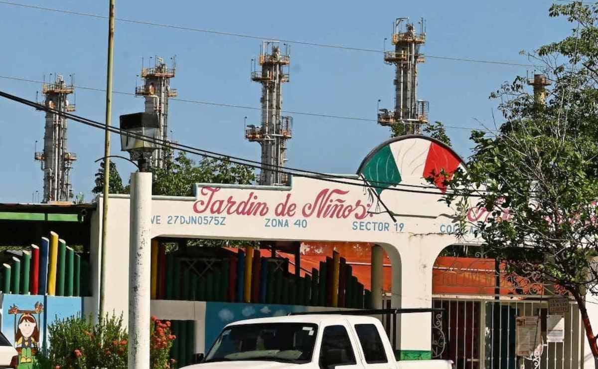 Denuncian enfermedades y contaminación cerca de la refinería Dos Bocas; padres exigen reubicar escuelas por riesgos a la salud. | Crédito: Luma López/El Universal