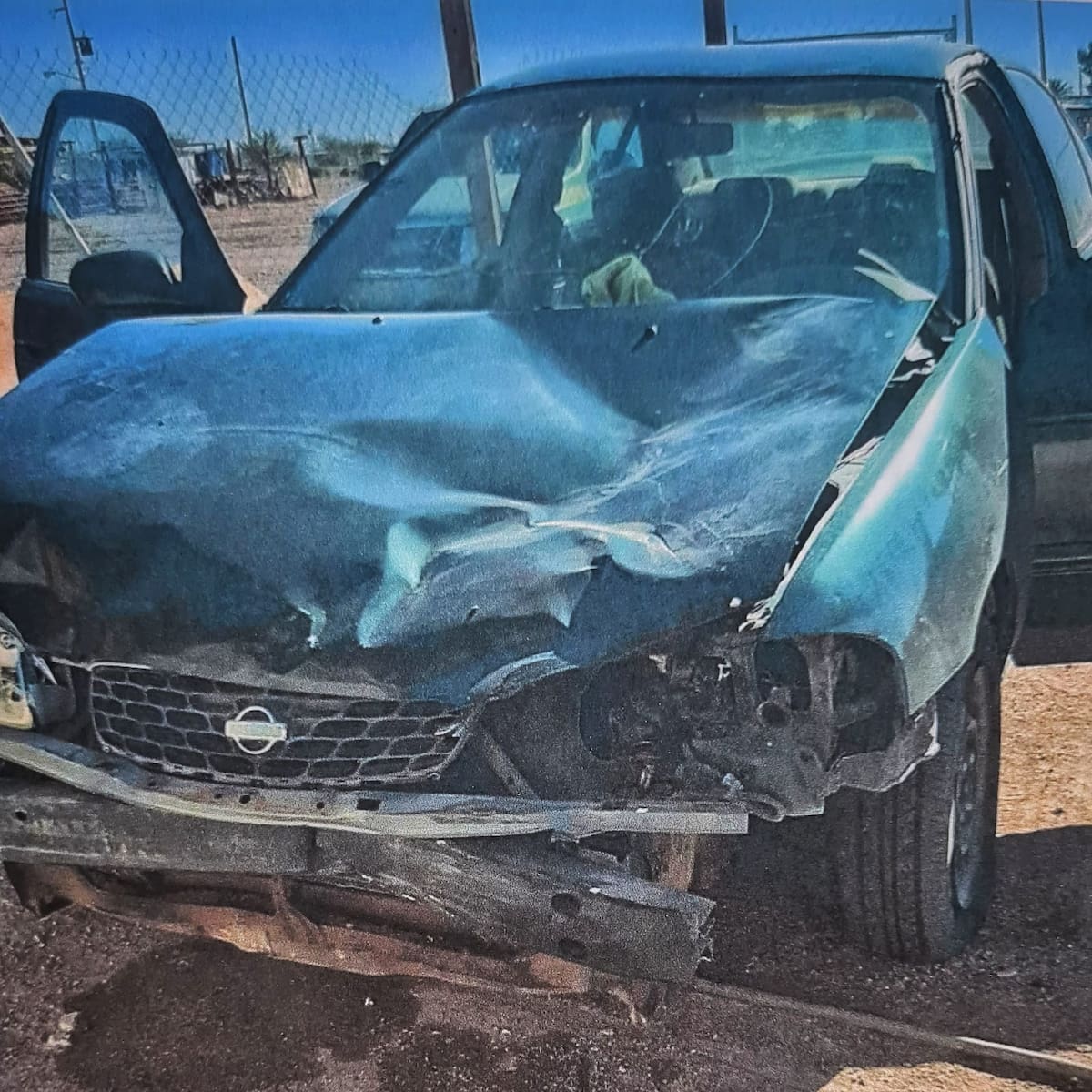 El vehículo presuntamente involucrado fue localizado horas después, abandonado en terrenos cercanos l Foto: Cortesía