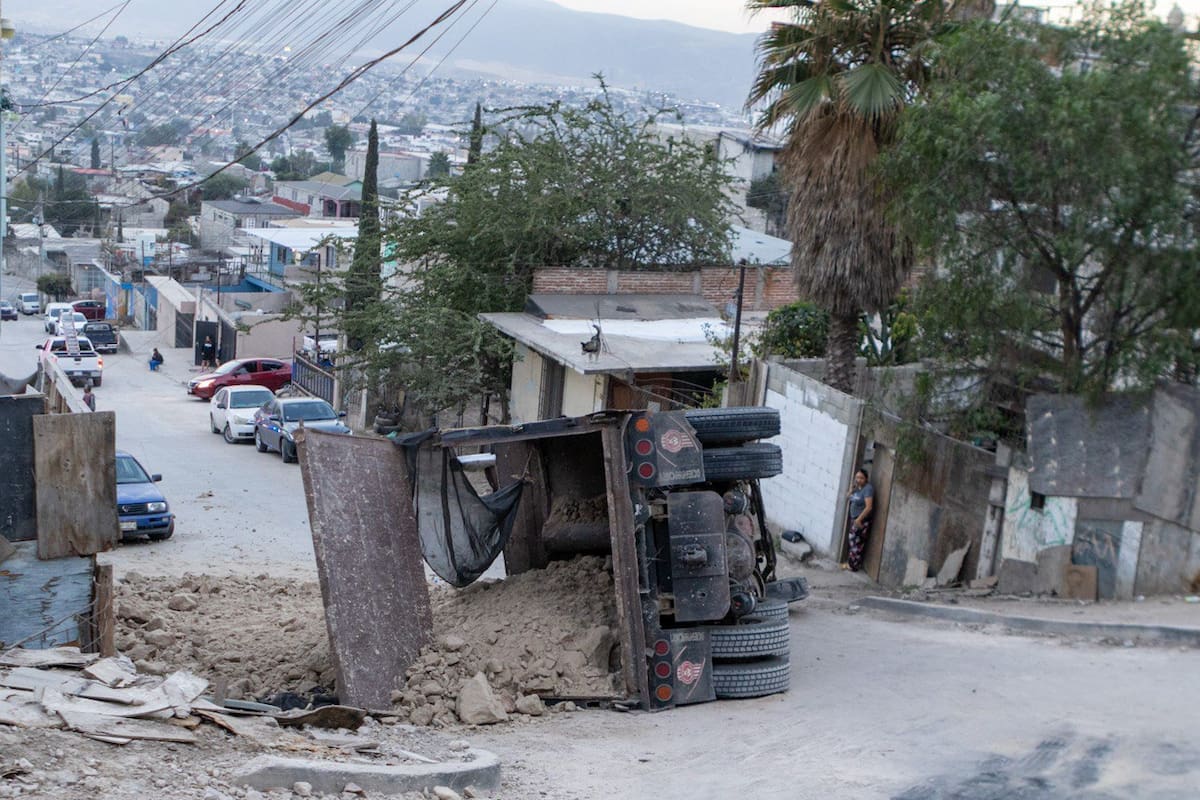Camión cargado con tierra vuelca en la Mariano Matamoros Norte y bloquea la vialidad