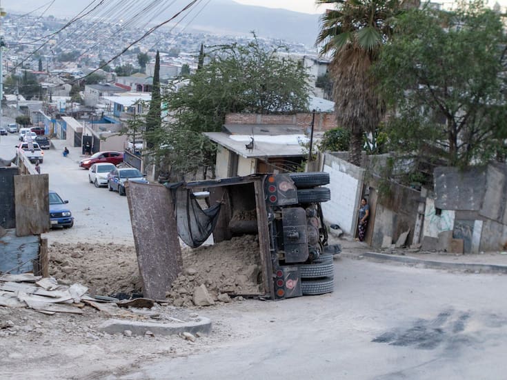 Camión cargado con tierra vuelca en la Mariano Matamoros Norte y bloquea la vialidad