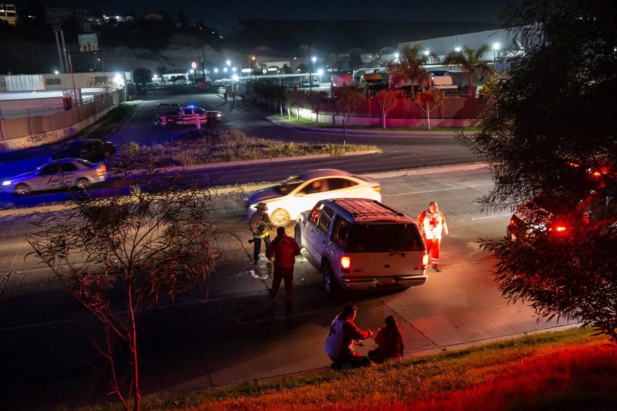 Una camioneta volcó a la altura de Los Álamos; la conductora resultó ilesa y no requirió traslado médico. Foto: Border Zoom
