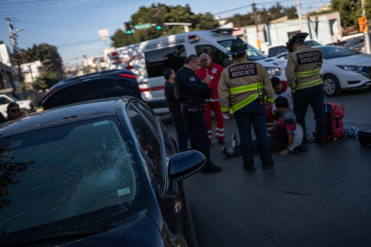 El hombre fue trasladado a un hospital tras ser embestido por un vehículo en la calle Segunda. Foto: Cortesía