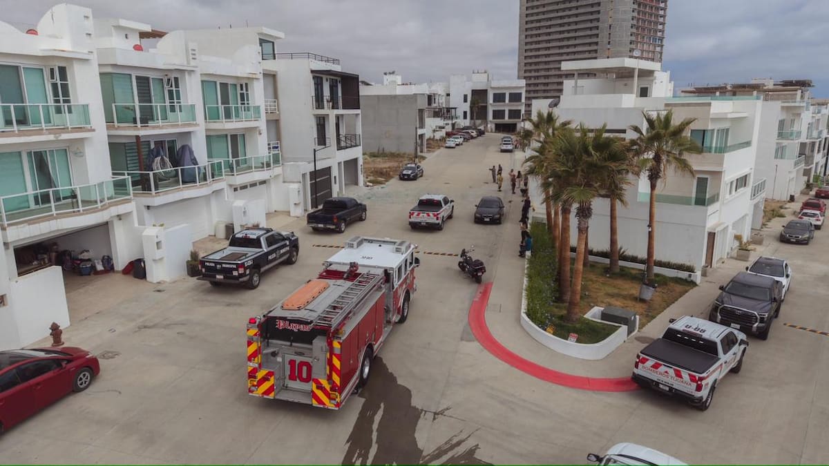 Una explosión en una vivienda del fraccionamiento Real del Mediterráneo dejó dos personas gravemente lesionadas. Autoridades investigan si una fuga de gas provocó el estallido. Foto: Border Zoom.