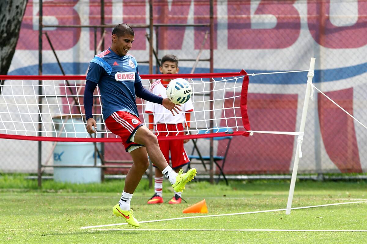 Más de cuatro horas caminaba Carlos Salcido para llegar a entrenamientos con Chivas