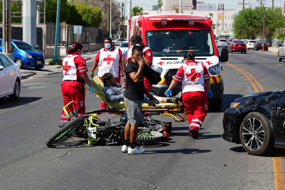 Paramédicos de la Cruz Roja auxiliaron al conductor herido e informaron que sufrió una lesión en una pierna.│Foto: Arturo Ceceña