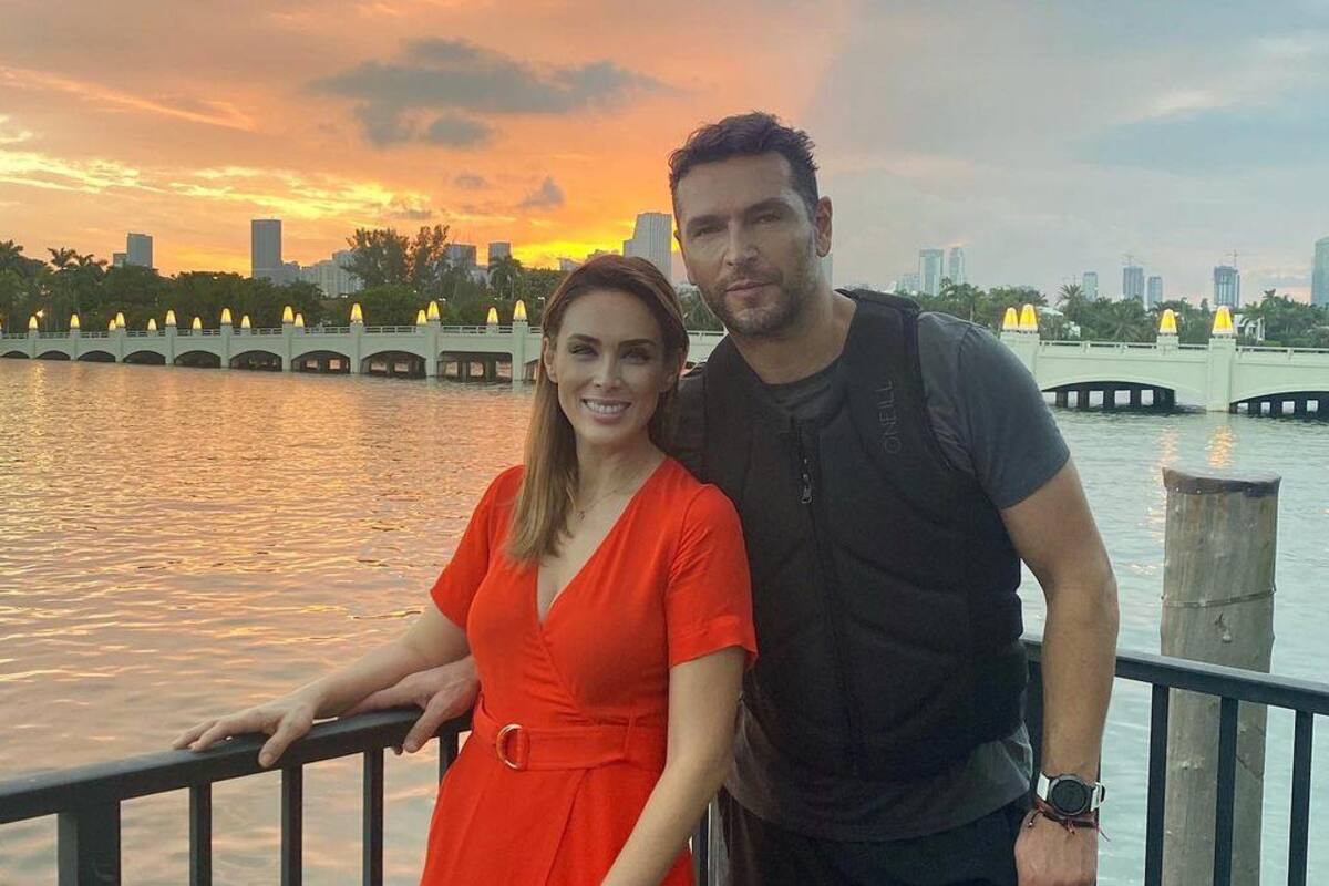 Jacky Bracamontes celebra 10 años de matrimonio con Martin Fuentes