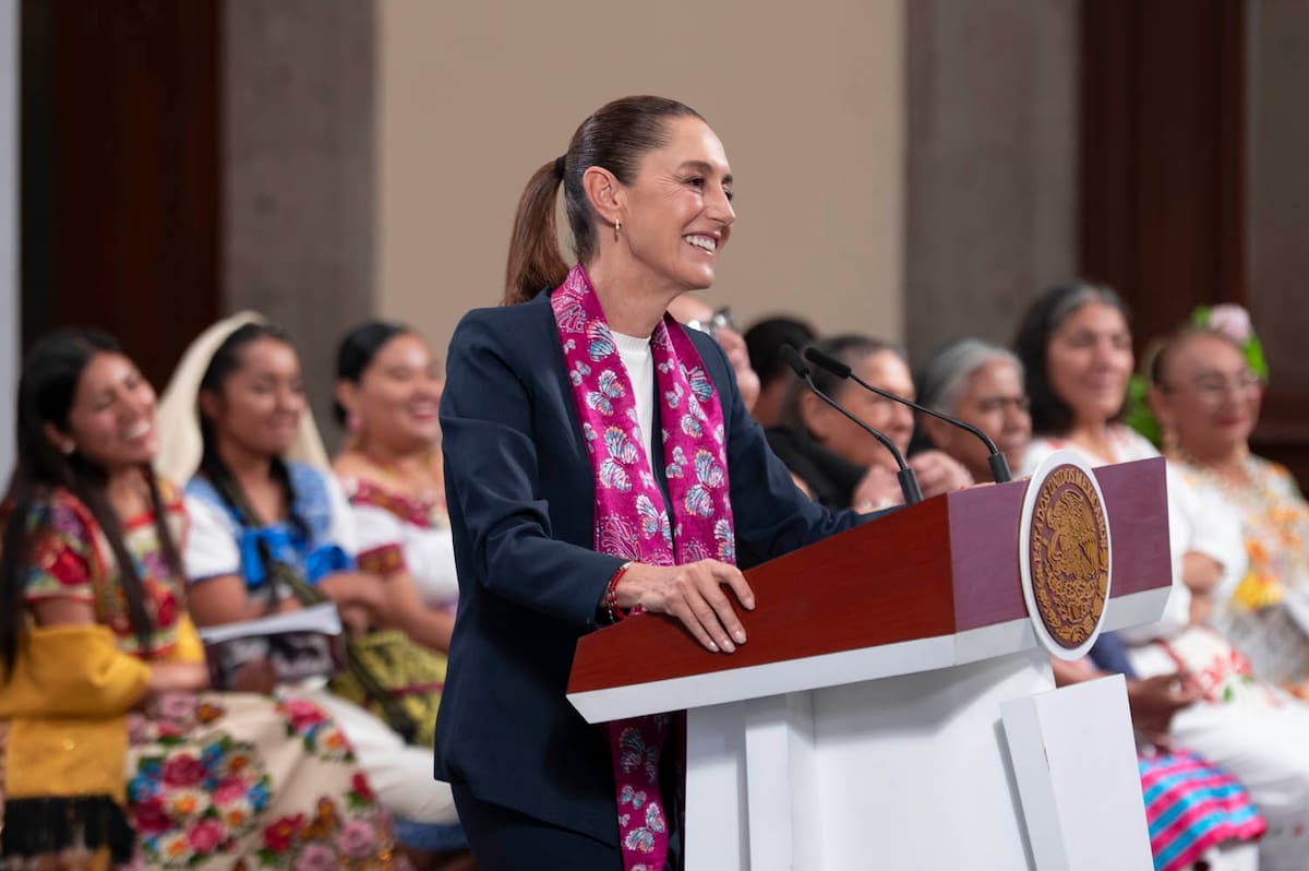 Cuauhtémoc, Ciudad de México. 30 de septiembre 2025. La presidenta constitucional de los Estados Unidos Mexicanos, la Doctora Claudia Sheinbaum Pardo en conferencia de prensa matutina en el salón de la Tesorería de Palacio Nacional. La acompañan: Citlalli Hernández Mora, secretaria de las Mujeres; Jesusa Rodríguez; Foto: Saúl López Escorcia/Presidencia