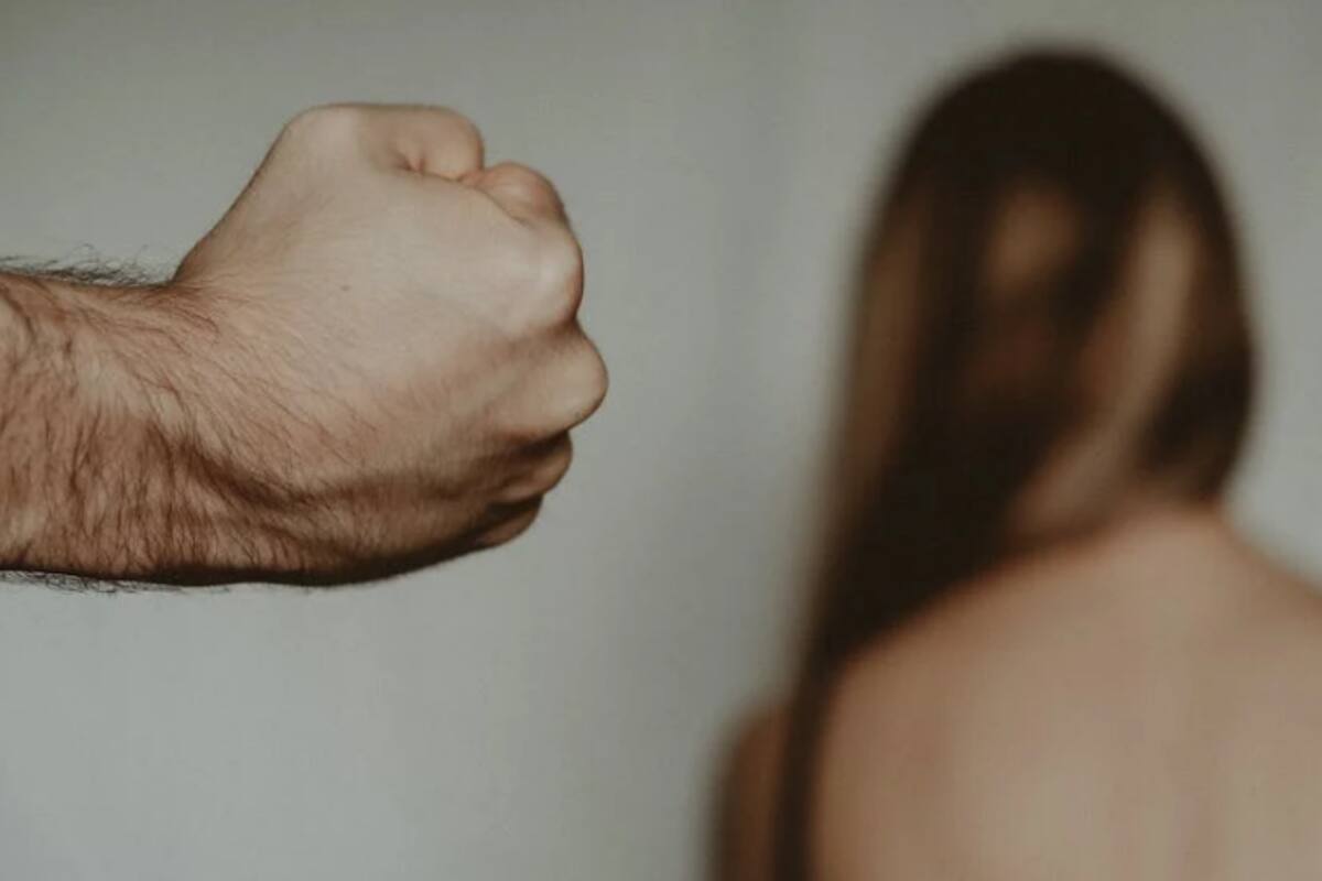 Pareja comienza jugueteo y el hombre termina golpéandola