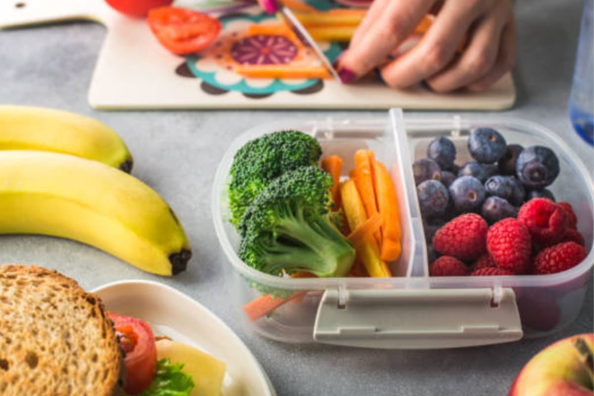 ¿Cuáles son los 4 tipos de alimentos que debe tener un lunch saludable para niños?